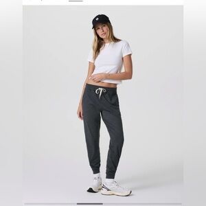 Vuori Performance jogger size medium charcoal grey